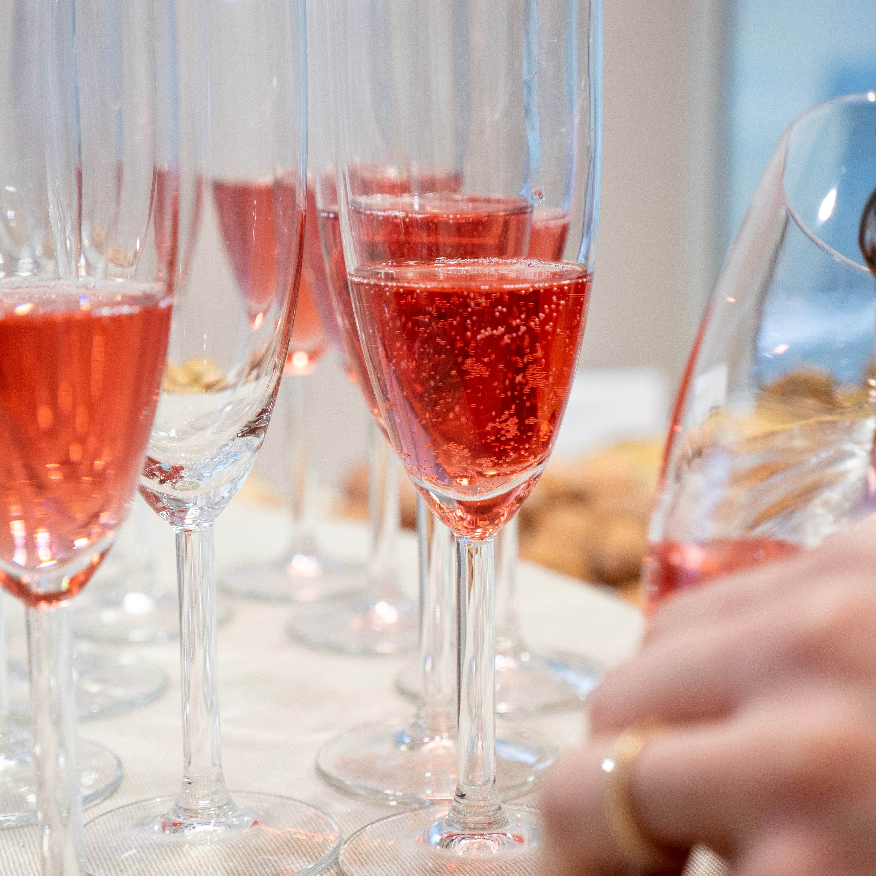 zur Begrüßung des DIY Workshops für Frauen in Wuppertal gibt es ein Glas Sekt.