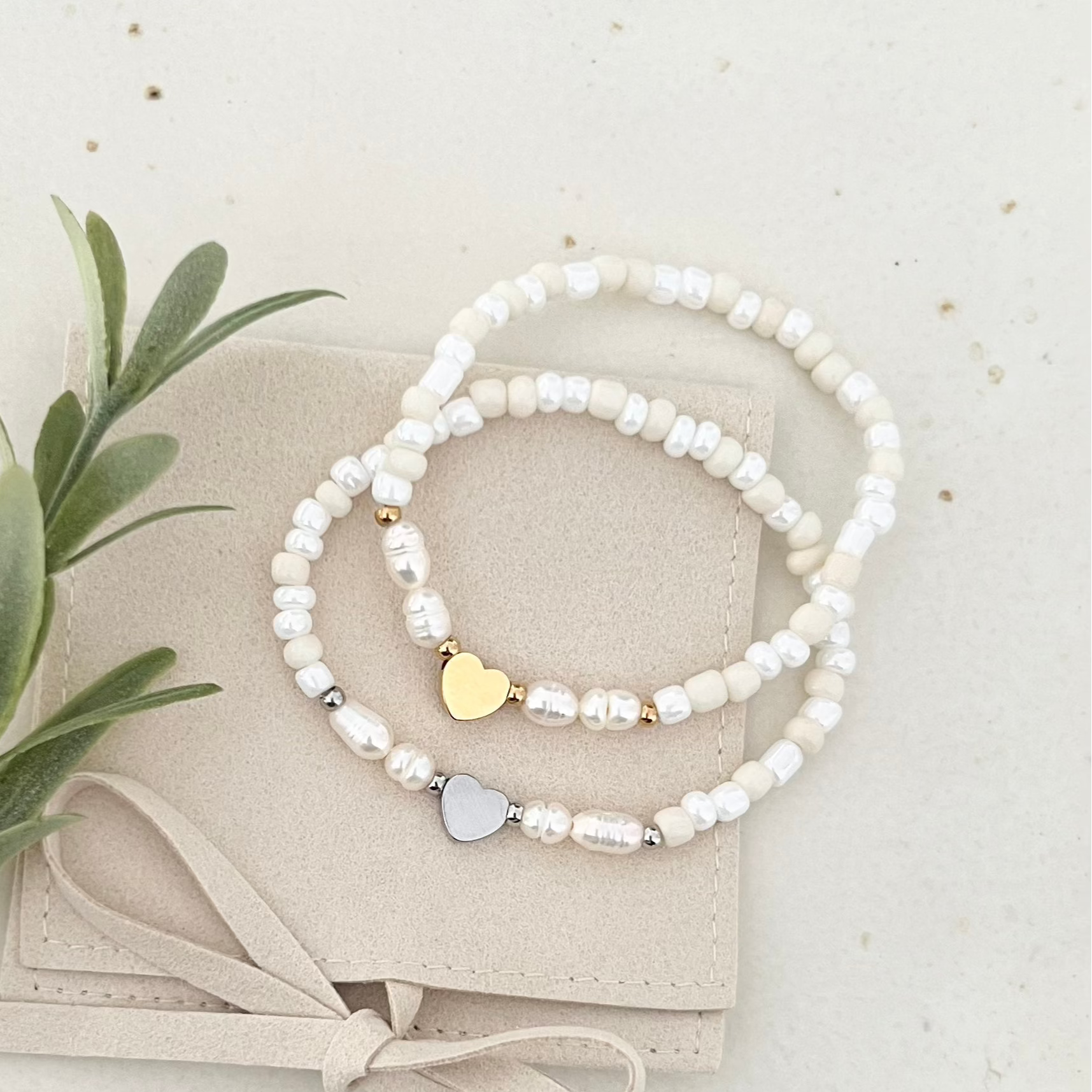 Minimalistisches und zeitloses Schmuckstück für Frauen. Das Perlenarmband gibt es mit silbernem oder goldenem Herz. Ideal als Brautschmuck oder Geschenk für die Trauzeugin. Kann personalisiert werden.